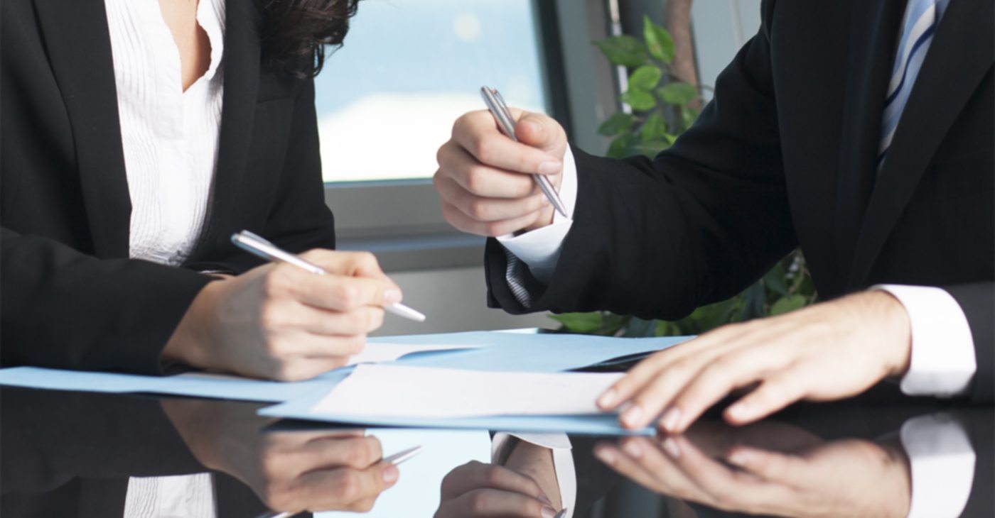 Profesionales revisando documentación empresarial